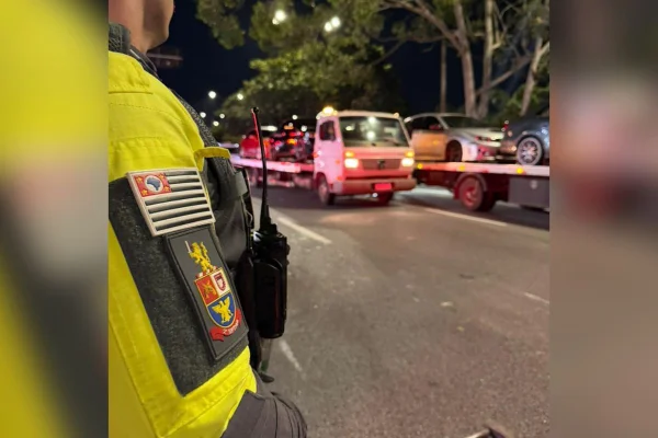 Imagem colorida mostra carros apreendidos em operação da PM contra rachas na Marginal Pinheiros - Metrópoles