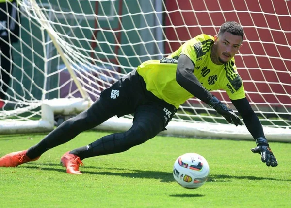 Goleiro do Internacional posta nude por engano no Instagram