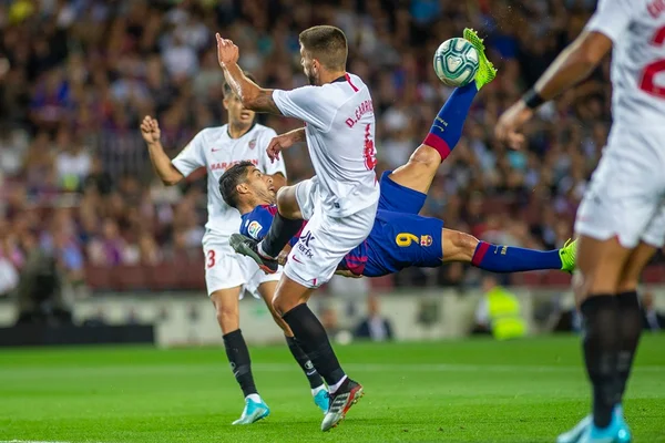 Com bicicleta de Suárez, Barça faz 4 x 0 no Sevilla e vira vice-líder