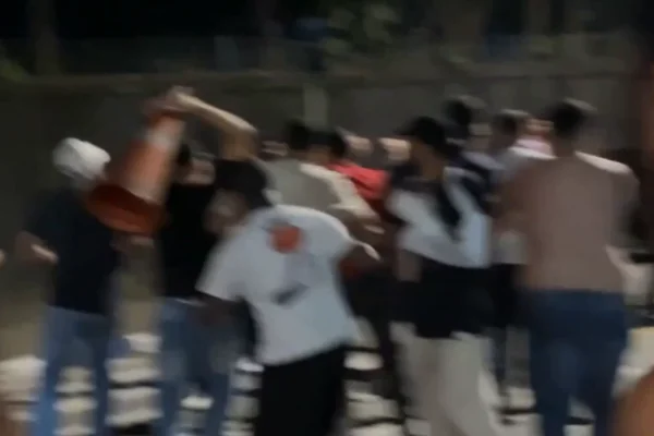 Imagem colorida de briga na Kings League. Metrópoles