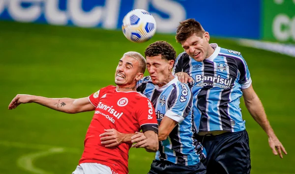 Sem gols e em crise, Grêmio e Inter empatam em clássico morno