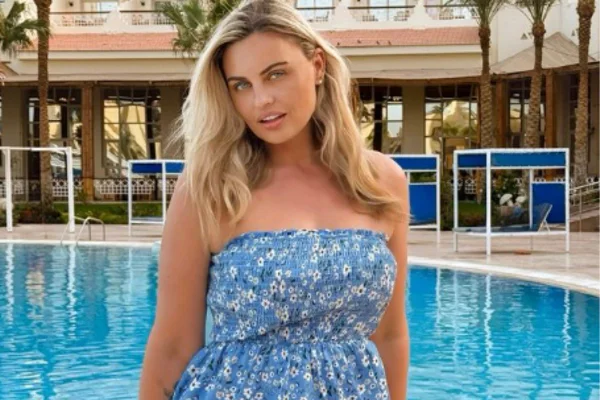 Foto colorida de uma mulher loira - Metrópoles