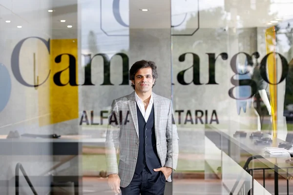 João Camargo dá dicas para você se vestir bem no ambiente corporativo