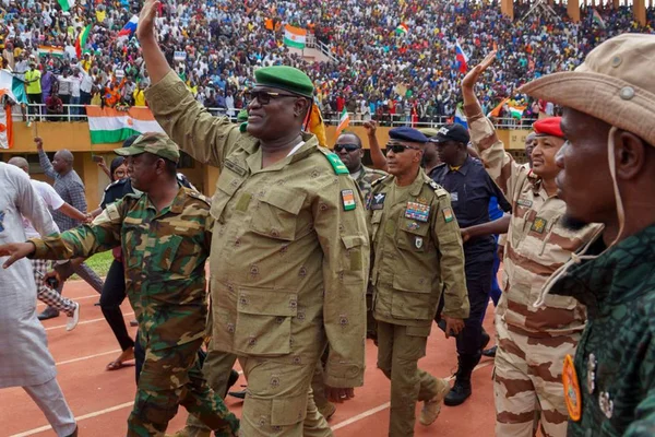 Imagem colorida mostra junta militar que deu golpe de Estado em Níger se apresentando em estágio na cidade de Niamey - Metrópoles