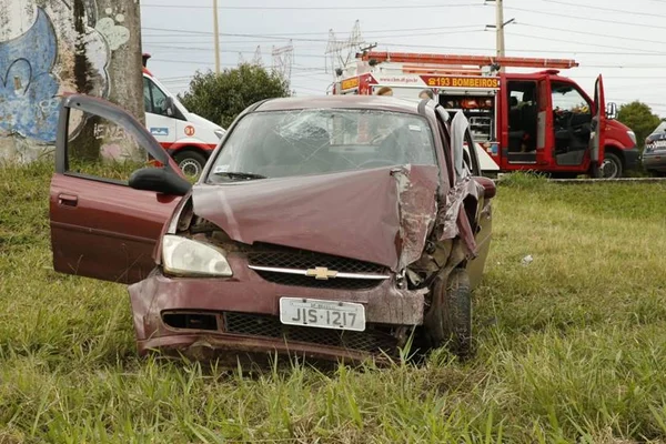Motorista bate em ponto de ônibus e quatro pessoas ficam feridas no DF