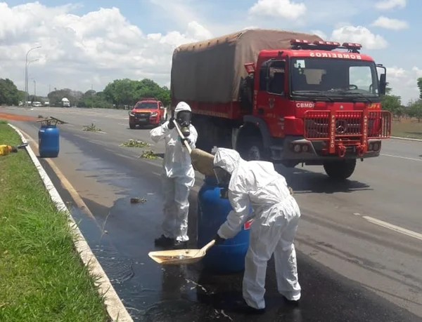 Vazamento de óleo diesel em pleno Eixo Monumental assusta motoristas