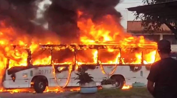 imagem colorida de ônibus pegando fogo no Rio de Janeiro - Metrópoles