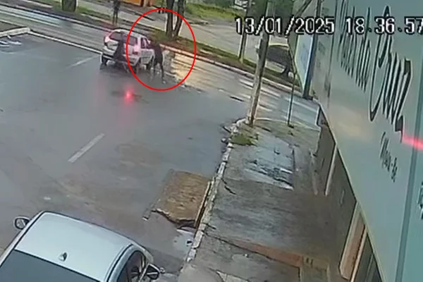 bandido pula pela janela do carro durante assalto no DF