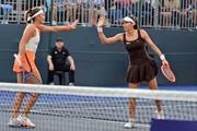 Luisa Stefani e Timea Babos em jogo de duplas pelo SP Open
