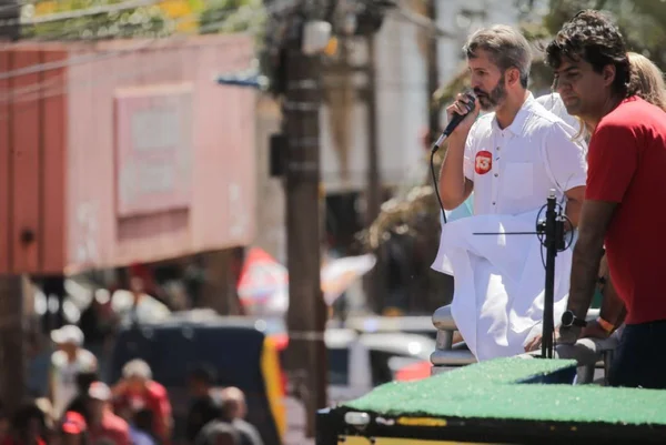 “Agora é hora de virar”, diz Grass durante caminhada com apoiadores de Lula