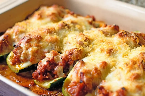 Fácil! Aprenda a preparar abobrinha recheada low carb
