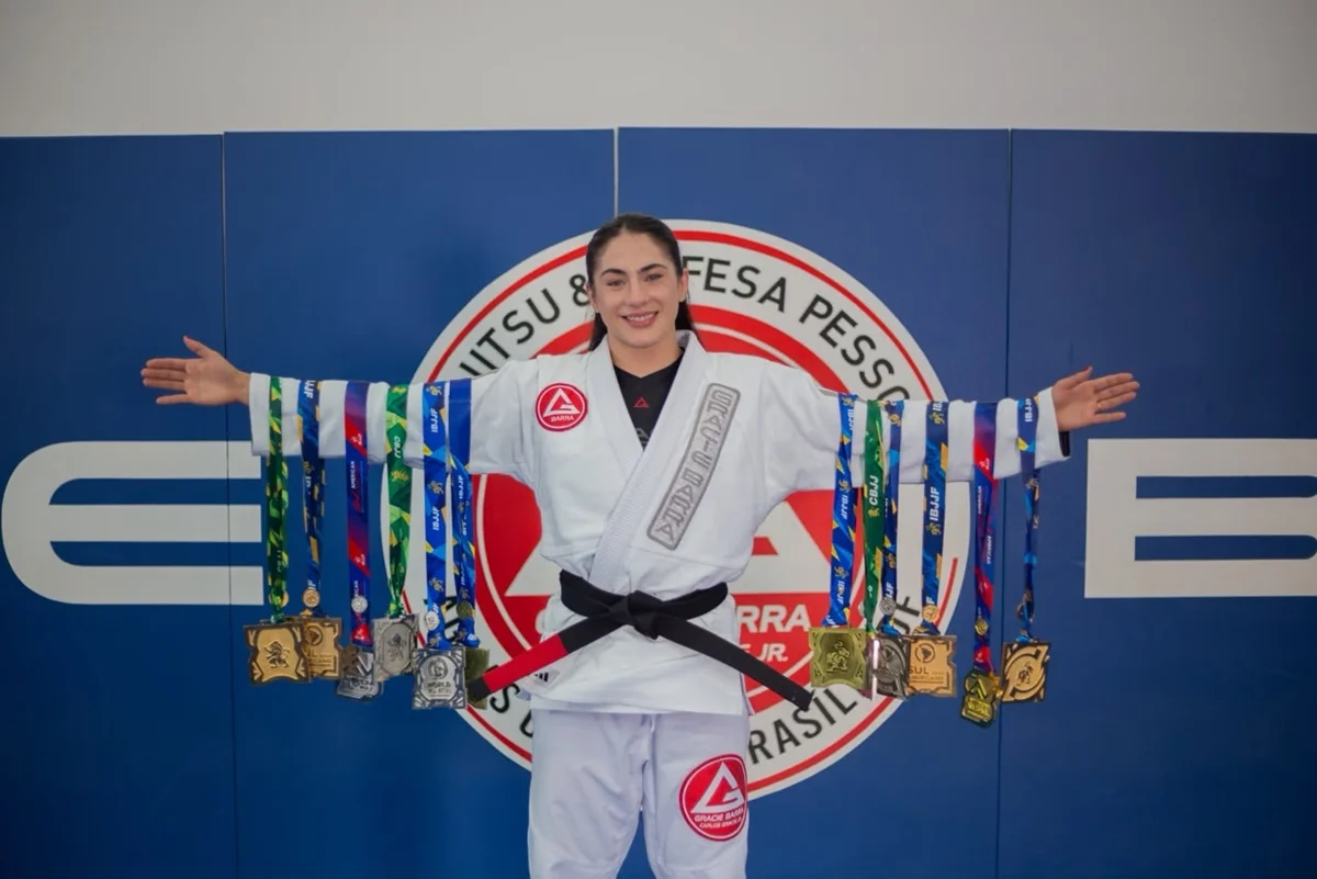 Aos 25 anos, a atleta já ostenta os títulos de campeã brasileira e tricampeã sul-americana, e soma agora o título de campeã mundial ao currículo Aos 25 anos, a atleta já ostenta os títulos de campeã brasileira e tricampeã sul-americana, e soma agora o título de campeã mundial ao currículo