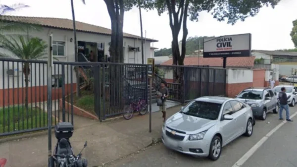 Homem dá 23 facadas em cão, joga animal em estrada e ameaça o irmão