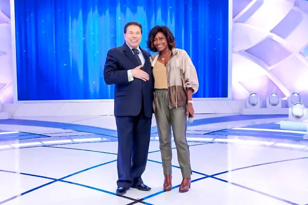 Glória Maria posou com Silvio Santos em junho de 2019 - Metrópoles