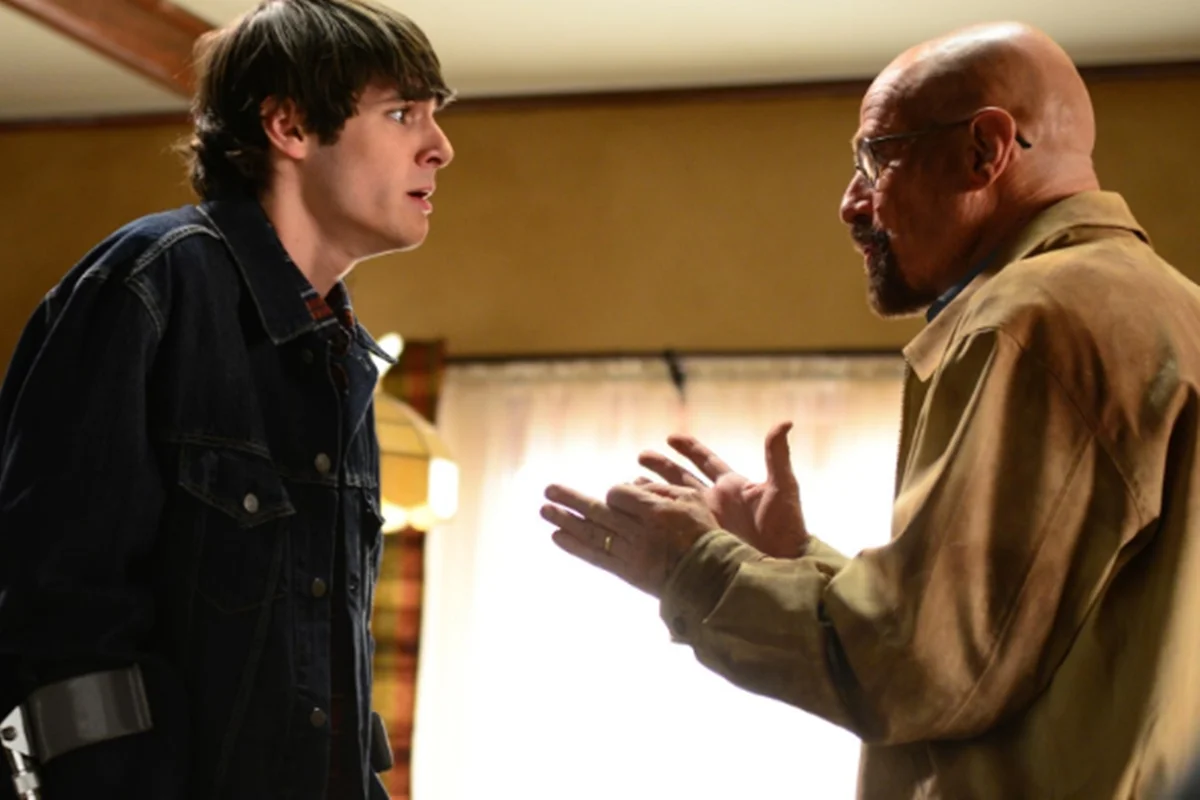 RJ Mitte ao lado de Bryan Cranston em Breaking Bad RJ Mitte ao lado de Bryan Cranston em Breaking Bad