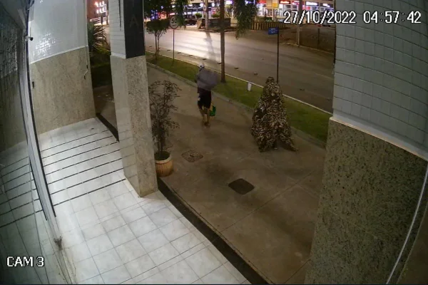 Dupla de homens é flagrada por câmeras de segurança em frente a comércio de Águas Claras