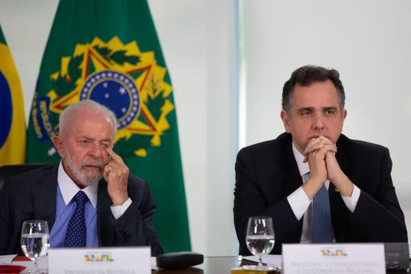 Imagem colorida mostra presidente lula e rodrigo pacheco - Metrópoles