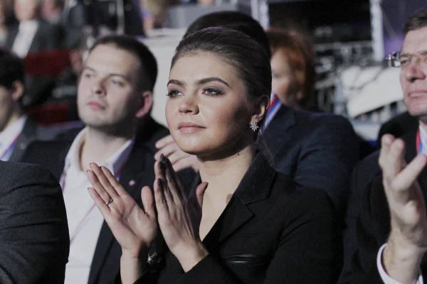 Foto colorida. Alina Kabaeva batendo palmas
