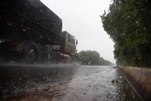 Rodovia em Brasília com chuva, carreta / Metrópoles