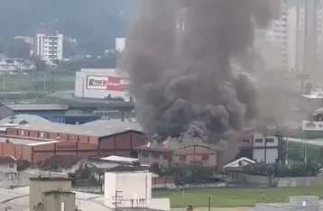 Vídeo: grande incêndio destrói depósito de loja de móveis em SC