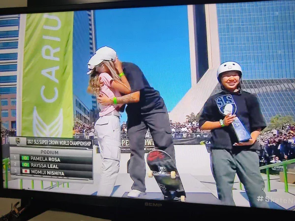 Pâmela Rosa é bicampeã mundial de skate; Rayssa Leal fica em segundo