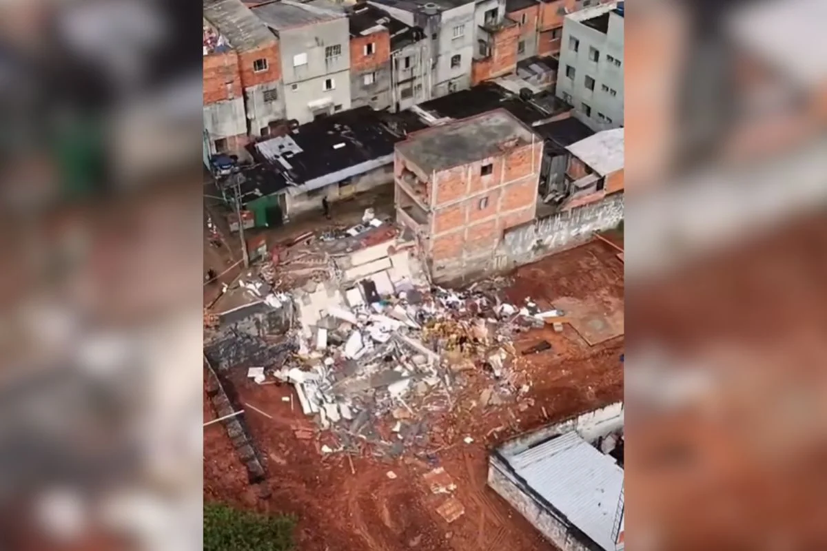 Segundo a Defesa Civil, 3 imóveis próximos foram interditados e passarão por uma nova avaliação técnica neste domingo (16/8) Segundo a Defesa Civil, 3 imóveis próximos foram interditados e passarão por uma nova avaliação técnica neste domingo (16/8)