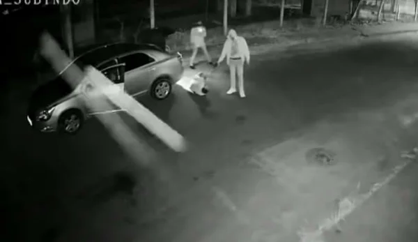 Vídeo. Casal é filmado atirando contra homem e passando o carro sobre ele