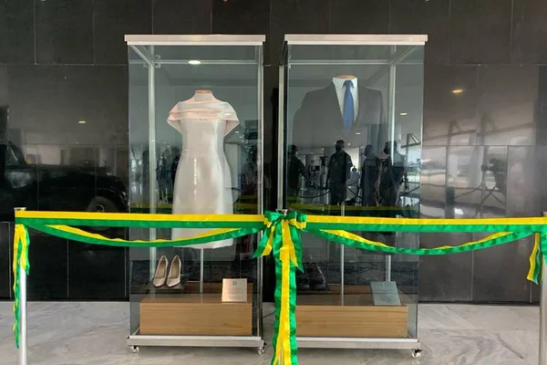 Bolsonaro e Michelle expõem trajes usados na posse no Planalto
