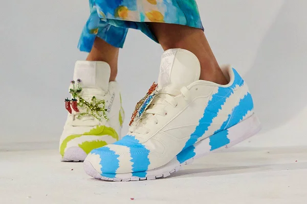 Tênis da collab Call Mom, entre a Reebok e a Collina Strada