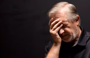 Conforme a progressão da doença, novos sintomas se manifestam, e, geralmente, relacionados com a função cerebral, tais como: confusão mental, ansiedade, comportamento anormal, agitação, alucinações e insônia. Quando surgem esses sintomas, o desfecho costuma ser fatal