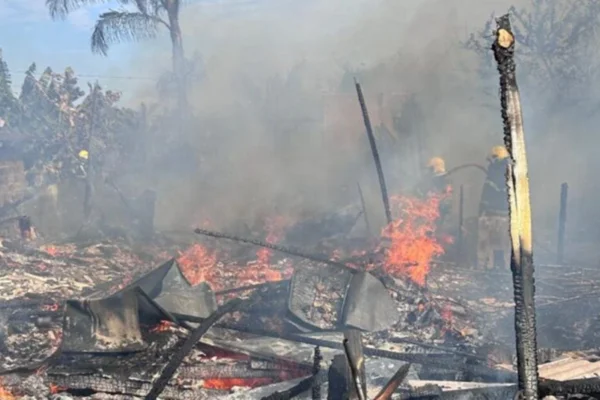 Imagem colorida de casas destruídas por incêndio