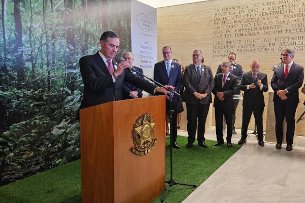 Imagem Colorida do preisdente do STF, Luís Roberto Barroso, em evento no STF sobre Amazônia