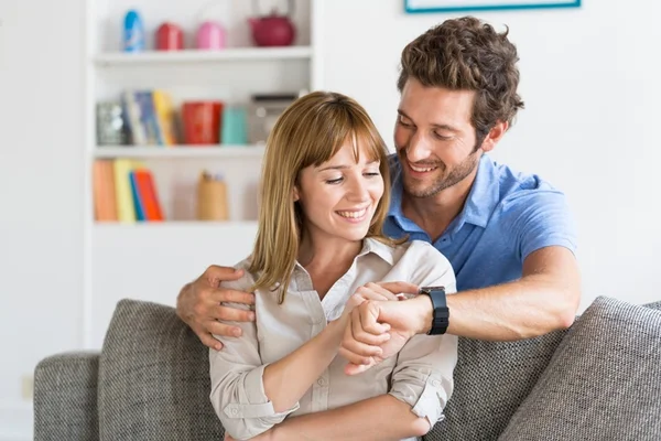 Hora de transar! Dispositivo informa a casais momento ideal para sexo