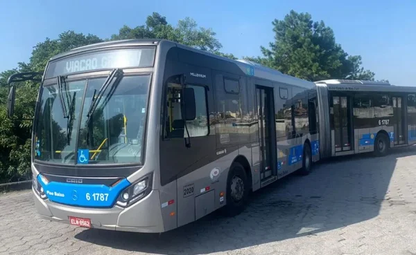 Imagem colorida de ônibus articulado com adesivo azul - Metrópoles