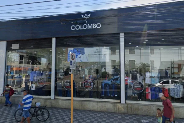 Entrada de loja da Camisaria Colombo, com peças de roupa expostas em vitrine - Metrópoles