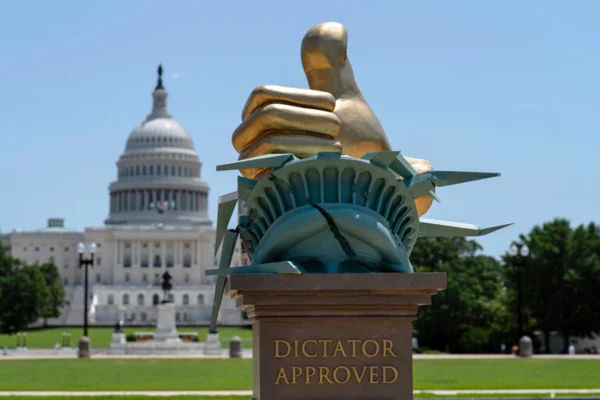 Imagem colorida de estátua de Donald Trump - Metrópoles