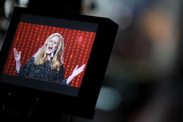 Adele anuncia data de lançamento de “25” e nome das faixas do disco