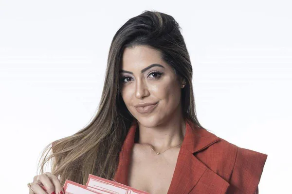 Participante do BBB22, a doutora Laís Caldas corre risco de ser eliminada nesta terça-feira (22). Ela tem cabelo liso e longo e usa roupa vermelho terra - Metrópoles