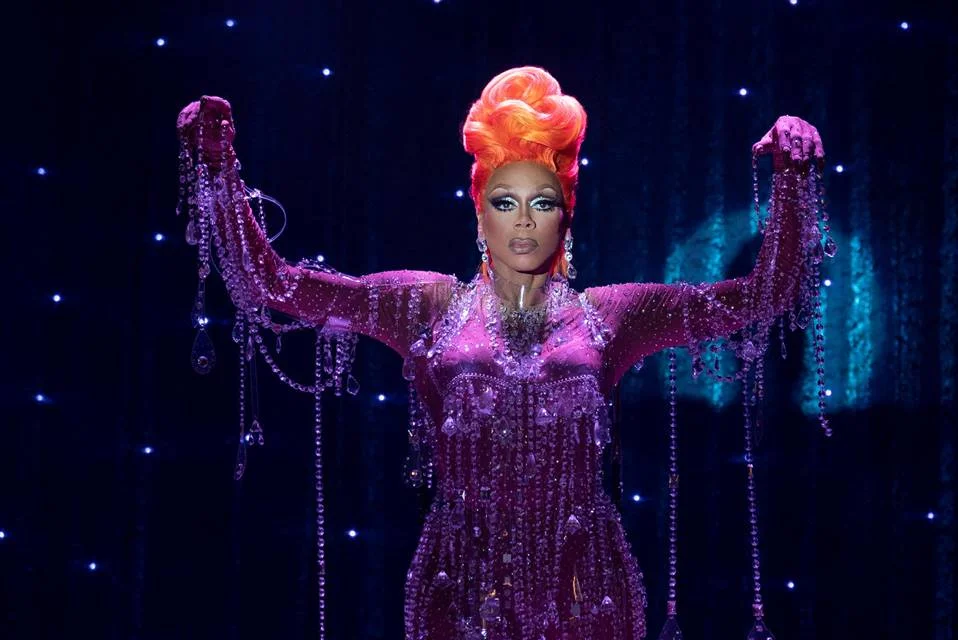 <b>AJ and the Queen:</b> Ru Paul interpreta uma drag queen sem sorte que atravessa os EUA numa van na companhia de uma geniosa órfã de 11 anos. Estreia: 10/01/2020 <b>AJ and the Queen:</b> Ru Paul interpreta uma drag queen sem sorte que atravessa os EUA numa van na companhia de uma geniosa órfã de 11 anos. Estreia: 10/01/2020