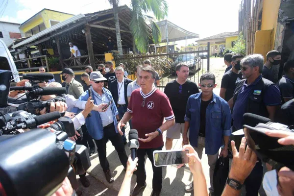 O presidente Jair Bolsonaro (PL), acompanhado pelo filho Flávio Bolsonaro, na cidade de Eldorado, interior de São Paulo, nesta manhã de sábado, 22. A mãe do presidente, Olinda Bonturi Bolsonaro, de 94 anos, faleceu na madrugada de sexta-feira (21). O Presidente cancelou viagem à Guiana e voltou ao Brasil para o enterro. Foto: Fábio Vieira/Metrópoles