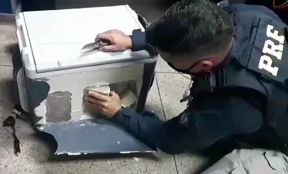 PRF em Goiás prende mulher que levava cocaína escondida em caixa térmica
