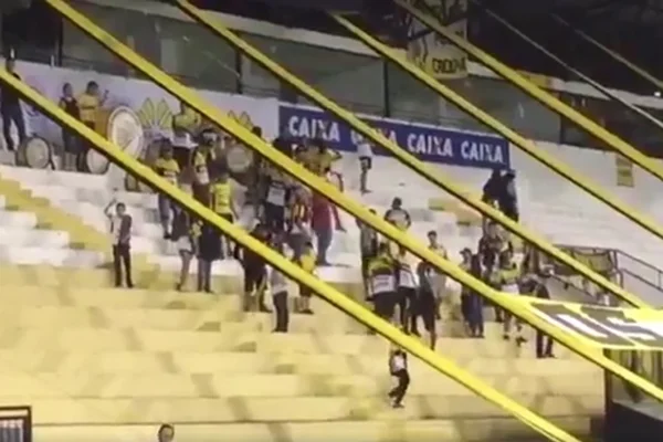 “Abastece o avião”, canta torcida do Criciúma em provocação à Chape