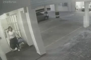 Diarista saindo da casa de Raphaella carregando bolsas