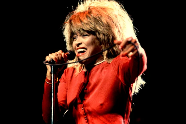 foto colorida da cantora Tina Turner - Metrópoles