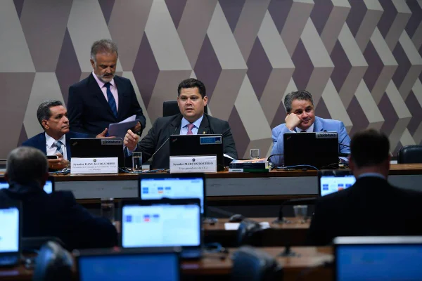 imagem colorida mostra senadores ccj alcolumbre efraim filho pec das drogas - Metrópoles