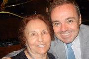 Gugu e a mãe, Maria do Céu posam juntos e sorridentes 