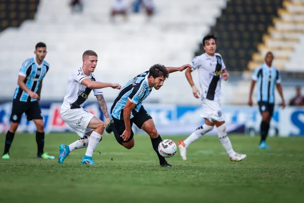 Grêmio enfrenta a Chapecoense determinado a ganhar a 1ª na Série B