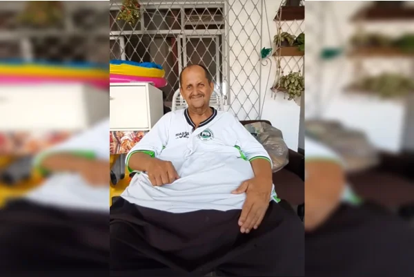 Homem sentado sorrindo