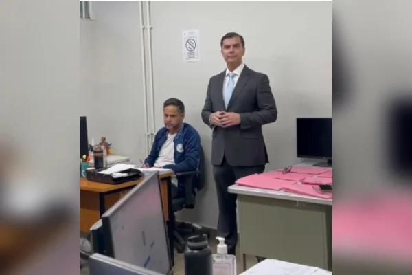 Delegado reage após diretor do Sinpol-DF chamar policial de dinossauro