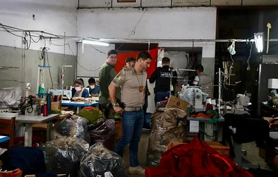 Confecção funcionava de forma clandestina em um galpão. Confecção funcionava de forma clandestina em um galpão.
